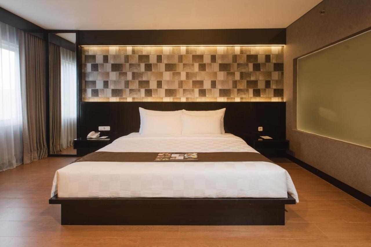 Royal Regantris Cendana Hotel Surabaya Exterior photo