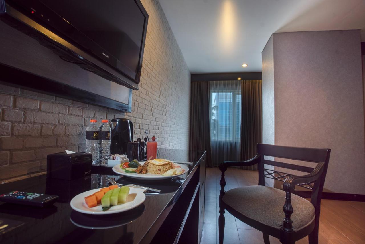 Royal Regantris Cendana Hotel Surabaya Exterior photo