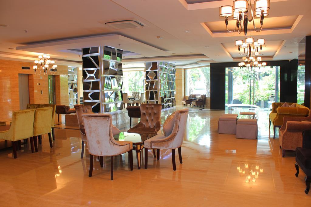 Royal Regantris Cendana Hotel Surabaya Exterior photo