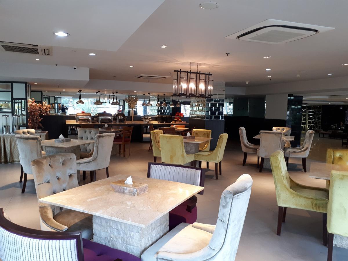 Royal Regantris Cendana Hotel Surabaya Exterior photo
