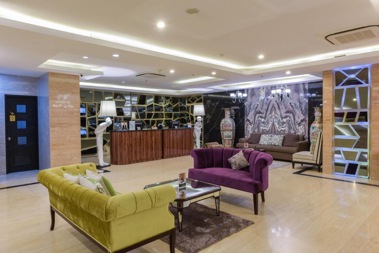 Royal Regantris Cendana Hotel Surabaya Exterior photo